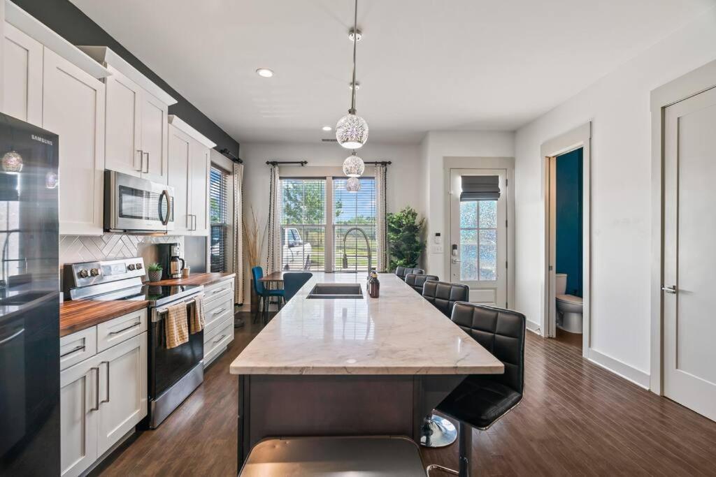 King Bed, Balcony, Covered Patio & Firepit! 8 Minutes From Broadway Nashville Exterior foto