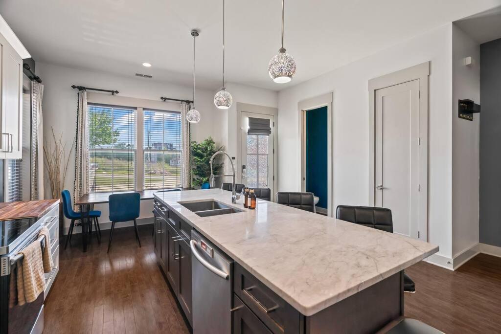 King Bed, Balcony, Covered Patio & Firepit! 8 Minutes From Broadway Nashville Exterior foto
